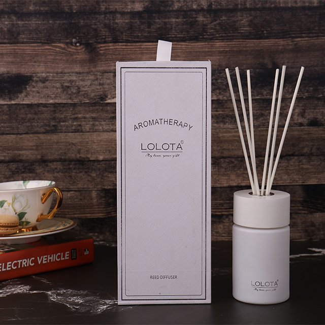 Custom Decorative White Glass Bottle Reed Diffuser with Luxury Packaging