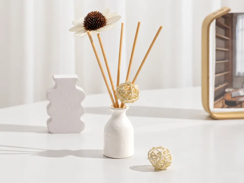 C12 Ceramic Reed Diffuser with Decorative Flower Accents