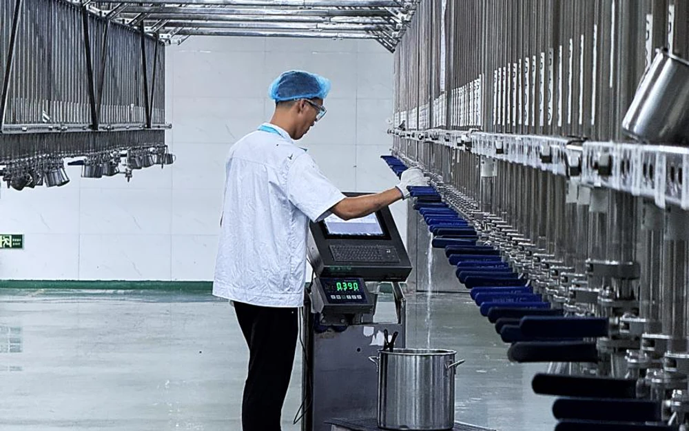 Liquid fragrance preparation equipment